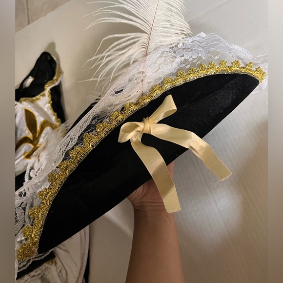 Sexy madam musketeer costume! Hat and boot cuffs included! - Picture 11 of 14